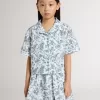 Camicia corta bianca da bambina con stampa blu Camicia corta bianca da bambina con stampa blu