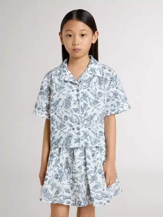 Camicia corta bianca da bambina con stampa blu Camicia corta bianca da bambina con stampa blu