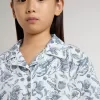 Camicia corta bianca da bambina con stampa blu Camicia corta bianca da bambina con stampa blu