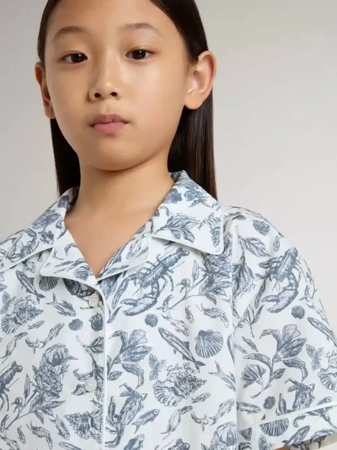Camicia corta bianca da bambina con stampa blu Camicia corta bianca da bambina con stampa blu