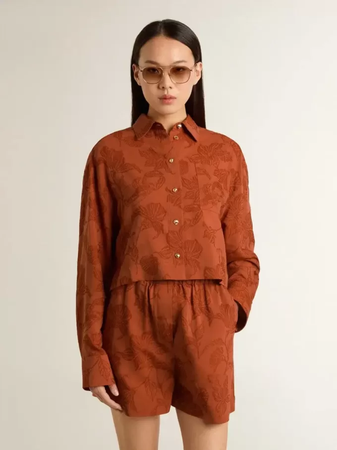 Camicia corta da donna in jacquard rosso mattone con maniche larghe