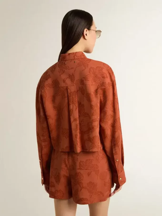 Camicia corta da donna in jacquard rosso mattone con maniche larghe