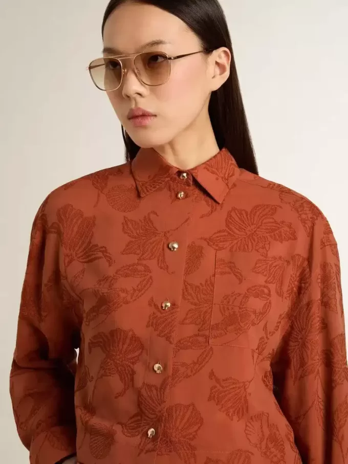 Camicia corta da donna in jacquard rosso mattone con maniche larghe