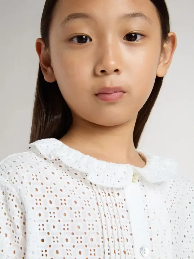 Camicia da bambina in cotone bianco con ricami inglesi Camicia da bambina in cotone bianco con ricami inglesi