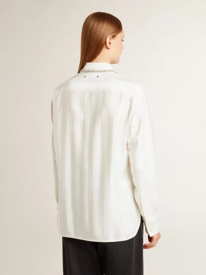Camicia da donna con motivo a righe verticali e ricami in cristallo