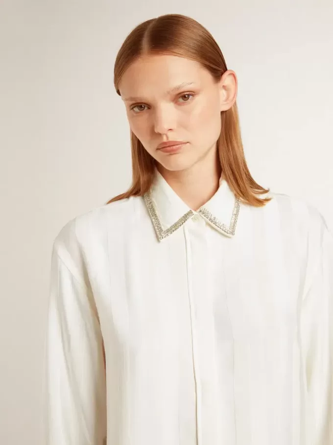 Camicia da donna con motivo a righe verticali e ricami in cristallo