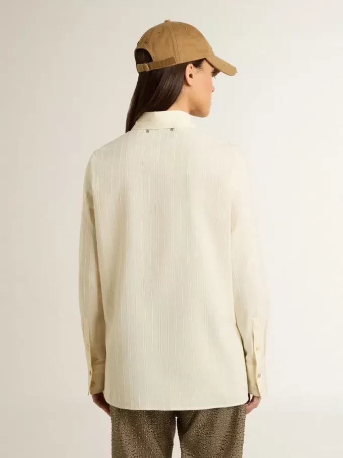 Camicia da donna in cotone color crema con ricami floreali Camicia da donna in cotone color crema con ricami floreali
