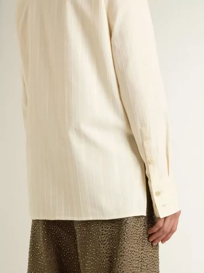 Camicia da donna in cotone color crema con ricami floreali Camicia da donna in cotone color crema con ricami floreali