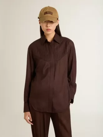 Camicia da donna marrone con dettagli trapuntati Camicia da donna marrone con dettagli trapuntati