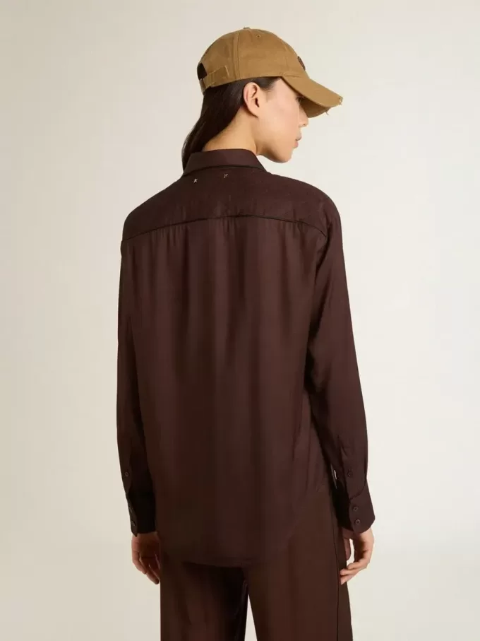 Camicia da donna marrone con dettagli trapuntati Camicia da donna marrone con dettagli trapuntati