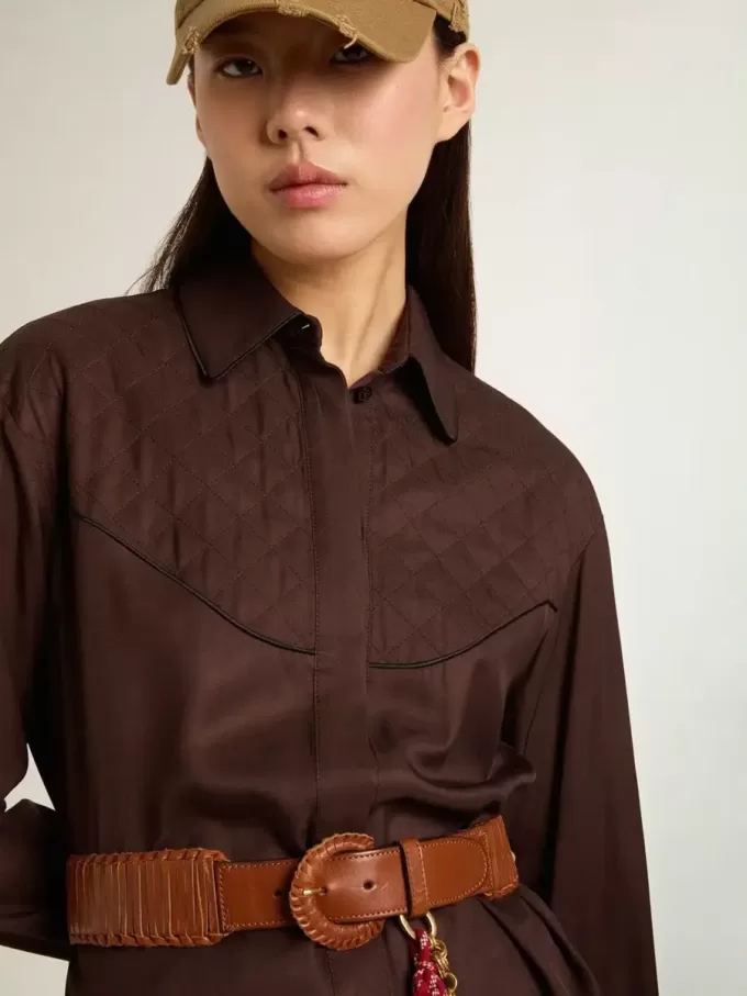 Camicia da donna marrone con dettagli trapuntati Camicia da donna marrone con dettagli trapuntati