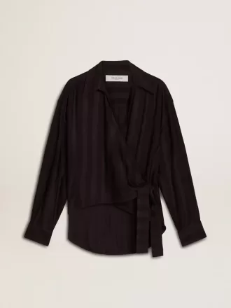 Camicia da donna nera con righe verticali e chiusura con nodo laterale