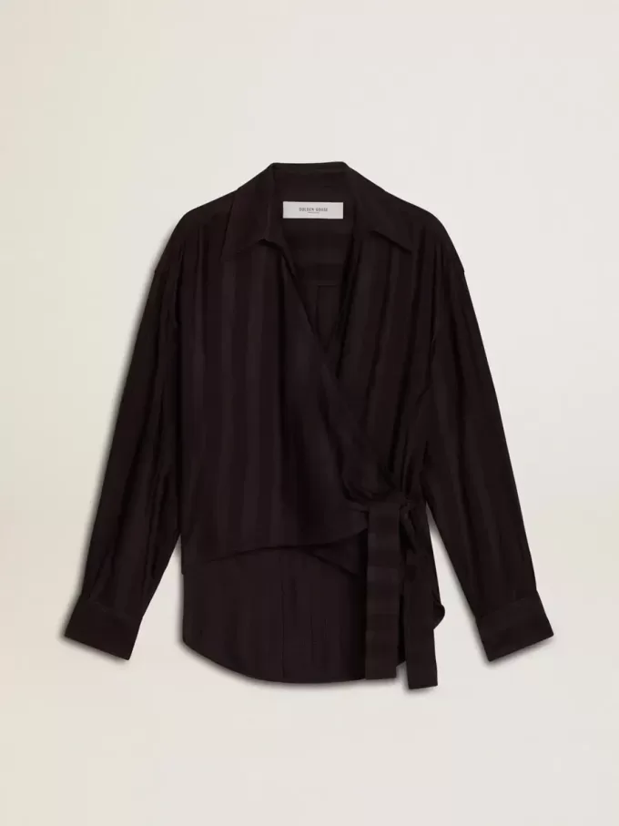 Camicia da donna nera con righe verticali e chiusura con nodo laterale Camicia da donna nera con righe verticali e chiusura con nodo laterale