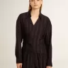 Camicia da donna nera con righe verticali e chiusura con nodo laterale Camicia da donna nera con righe verticali e chiusura con nodo laterale