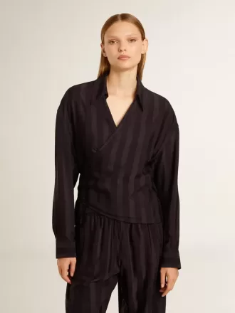 Camicia da donna nera con righe verticali e chiusura con nodo laterale
