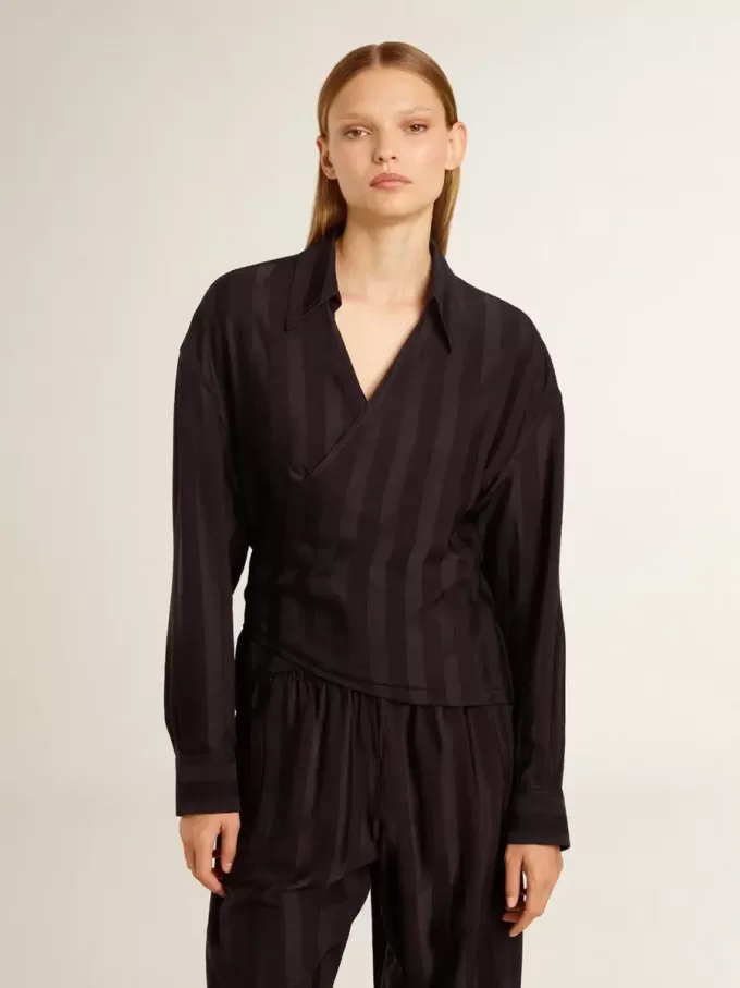 Camicia da donna nera con righe verticali e chiusura con nodo laterale Camicia da donna nera con righe verticali e chiusura con nodo laterale