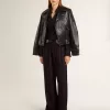Camicia da donna nera con righe verticali e chiusura con nodo laterale Camicia da donna nera con righe verticali e chiusura con nodo laterale