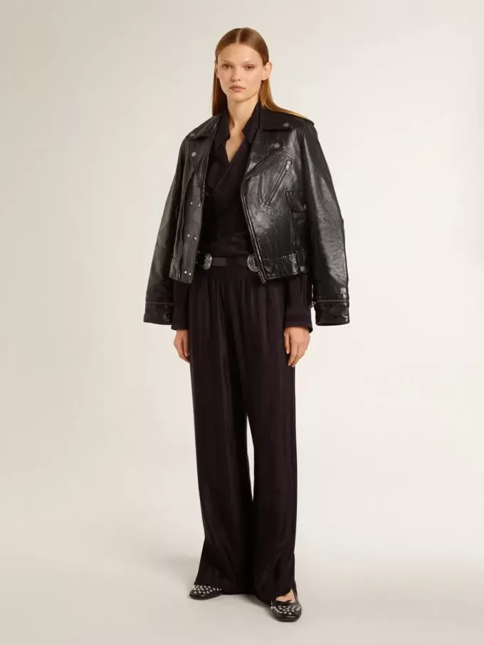 Camicia da donna nera con righe verticali e chiusura con nodo laterale Camicia da donna nera con righe verticali e chiusura con nodo laterale