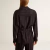 Camicia da donna nera con righe verticali e chiusura con nodo laterale Camicia da donna nera con righe verticali e chiusura con nodo laterale