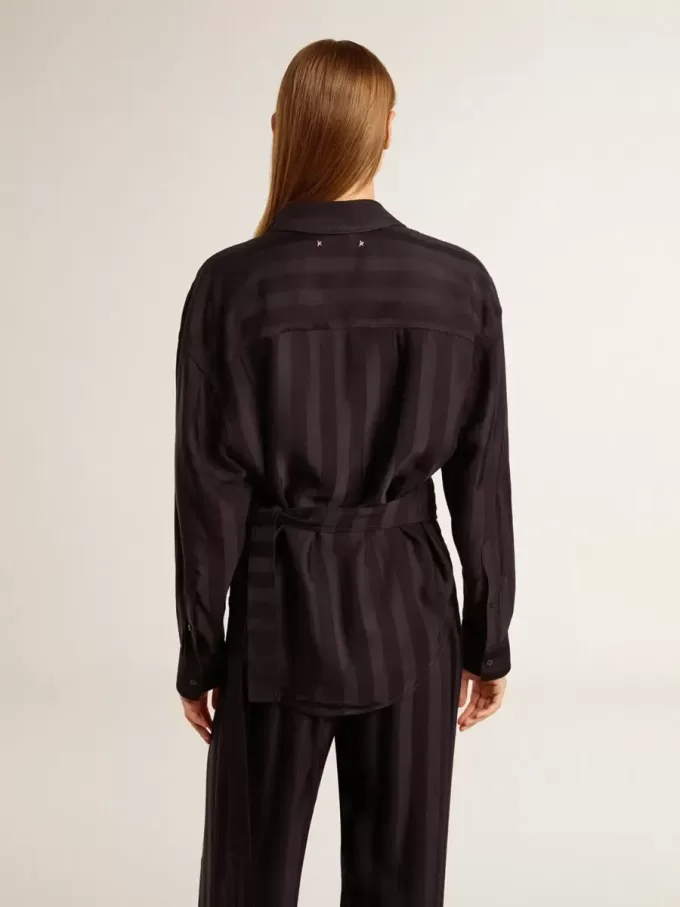 Camicia da donna nera con righe verticali e chiusura con nodo laterale Camicia da donna nera con righe verticali e chiusura con nodo laterale