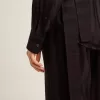 Camicia da donna nera con righe verticali e chiusura con nodo laterale Camicia da donna nera con righe verticali e chiusura con nodo laterale