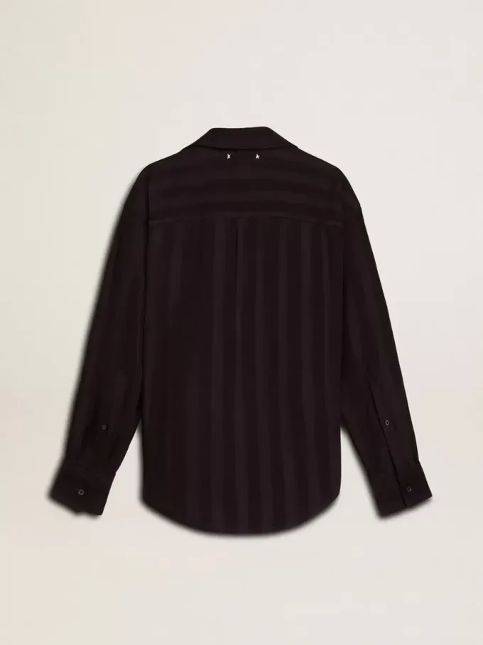 Camicia da donna nera con righe verticali e chiusura con nodo laterale Camicia da donna nera con righe verticali e chiusura con nodo laterale