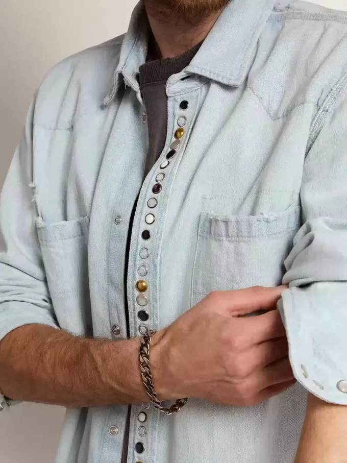 Camicia da uomo in denim sbiancato con borchie martellate