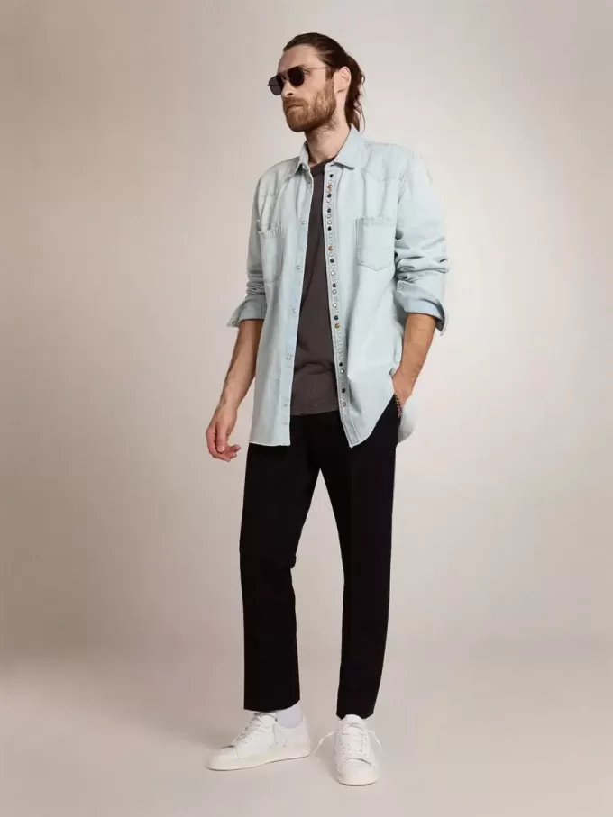 Camicia da uomo in denim sbiancato con borchie martellate