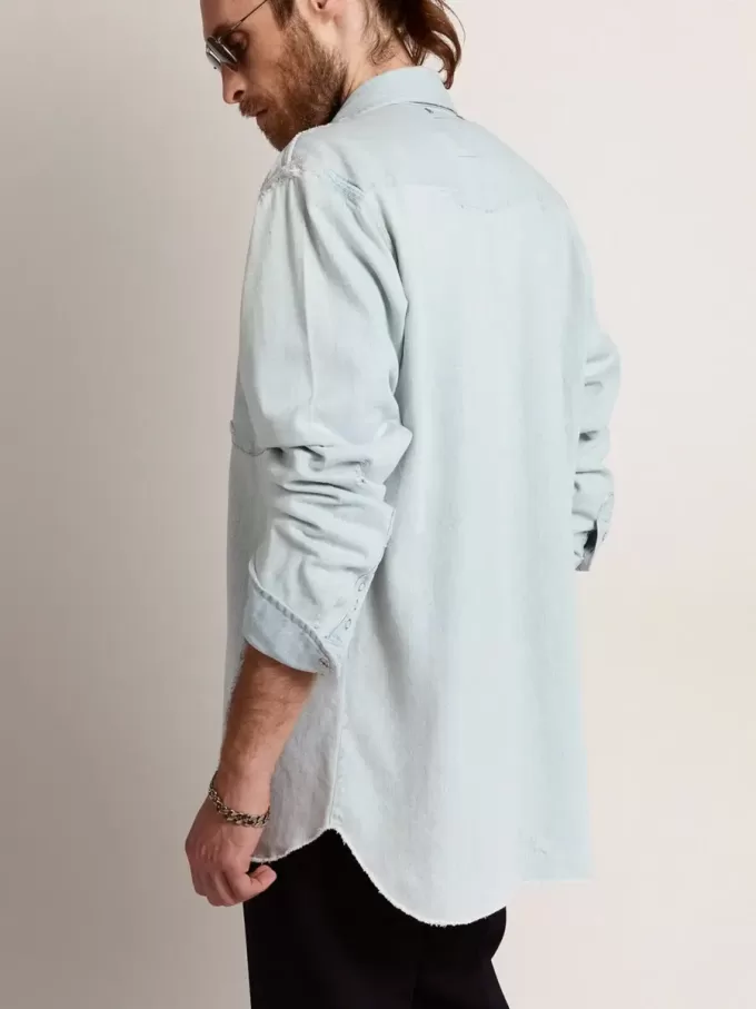 Camicia da uomo in denim sbiancato con borchie martellate