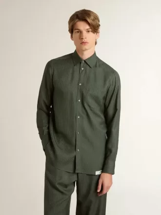 Camicia da uomo verde scuro con righe verticali