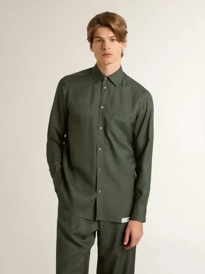 Camicia da uomo verde scuro con righe verticali Camicia da uomo verde scuro con righe verticali