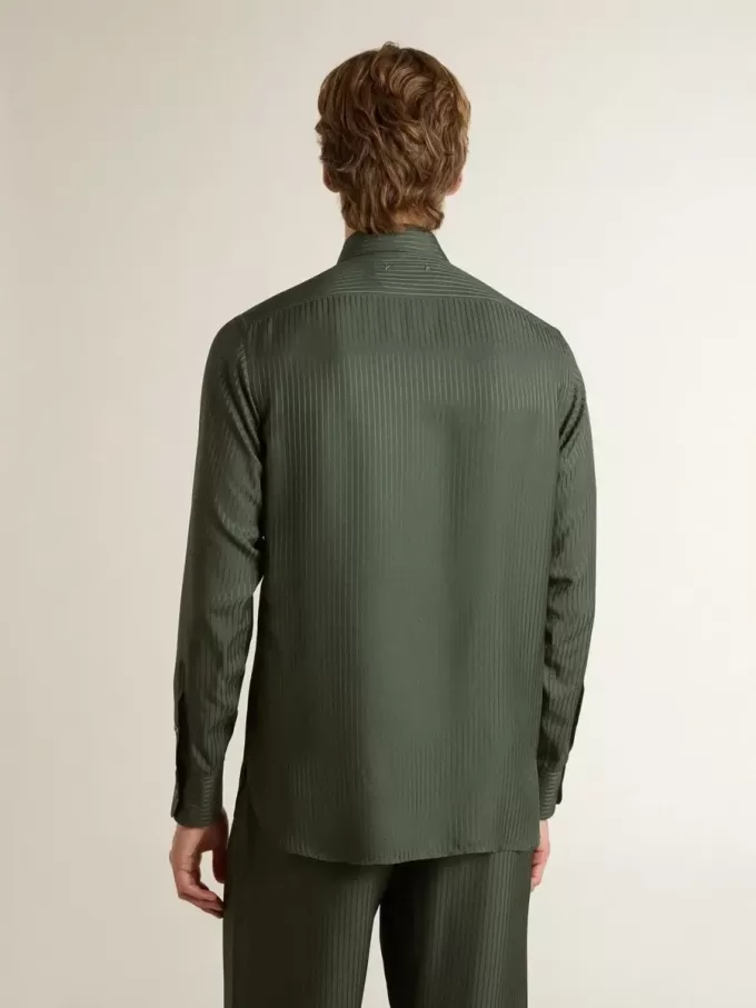 Camicia da uomo verde scuro con righe verticali Camicia da uomo verde scuro con righe verticali
