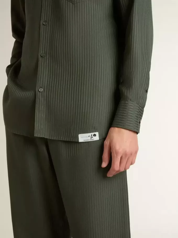 Camicia da uomo verde scuro con righe verticali Camicia da uomo verde scuro con righe verticali