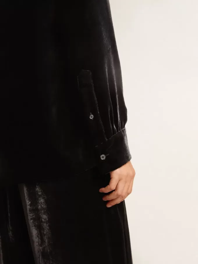 Camicia nera effetto velluto con ricami