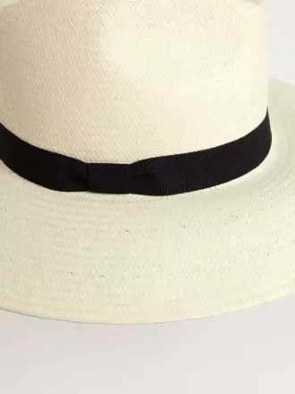 Cappello fedora dorato in paglia bianca con nastro nero e stampa marina sotto la tesa
