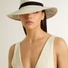 Cappello fedora dorato in paglia bianca con nastro nero e stampa marina sotto la tesa