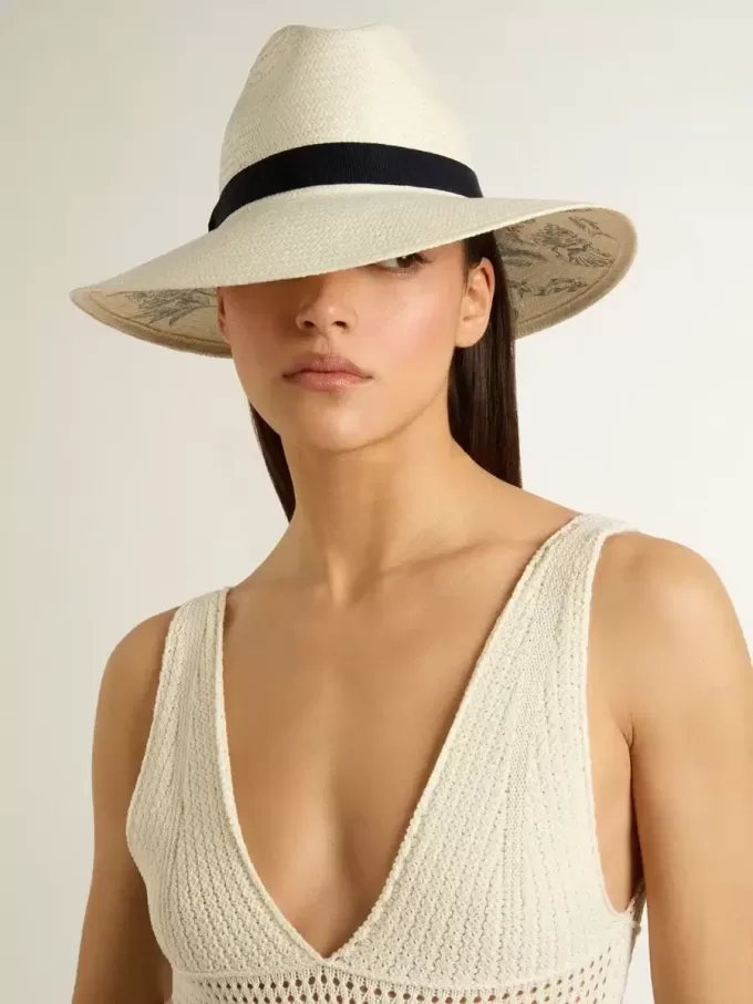 Cappello fedora dorato in paglia bianca con nastro nero e stampa marina sotto la tesa