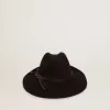 Cappello nero con cinturino in pelle Cappello nero con cinturino in pelle