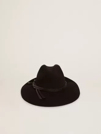 Cappello nero con cinturino in pelle