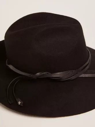 Cappello nero con cinturino in pelle