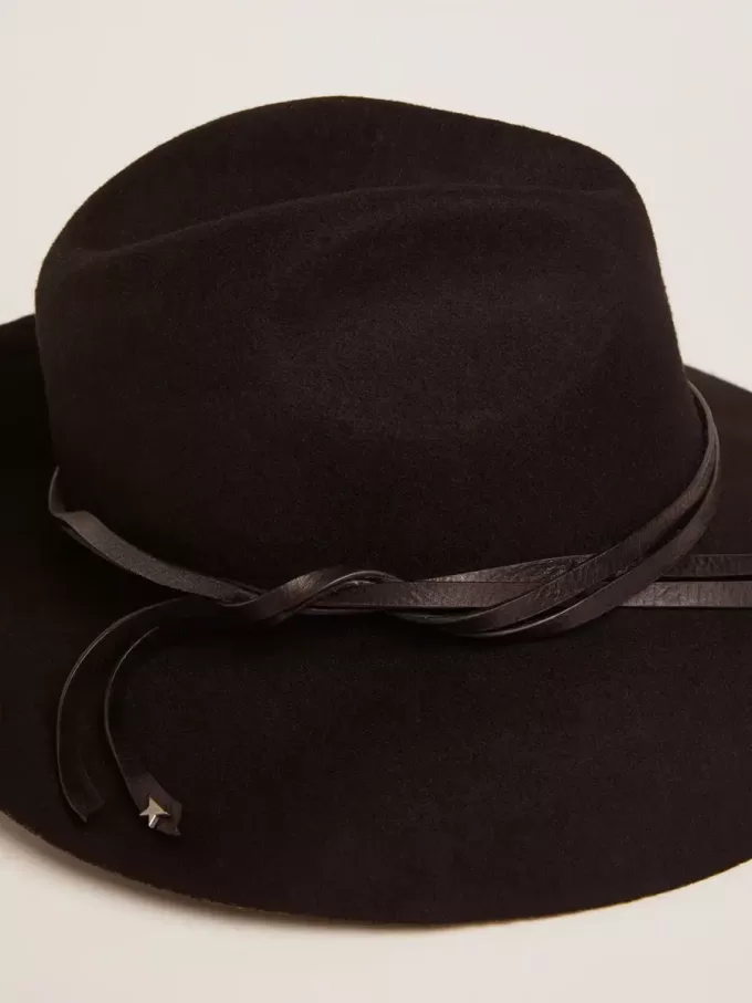 Cappello nero con cinturino in pelle Cappello nero con cinturino in pelle