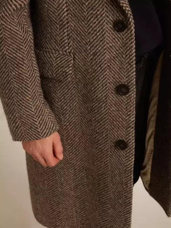 Cappotto da uomo monopetto in lana con trama a spina di pesce beige e grigia Cappotto da uomo monopetto in lana con trama a spina di pesce beige e grigia