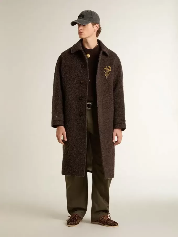 Cappotto Journey monopetto da uomo in misto lana stropicciata con spilla floreale Cappotto Journey monopetto da uomo in misto lana stropicciata con spilla floreale