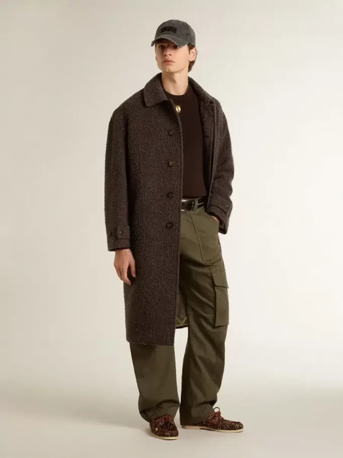 Cappotto Journey monopetto da uomo in misto lana stropicciata con spilla floreale Cappotto Journey monopetto da uomo in misto lana stropicciata con spilla floreale