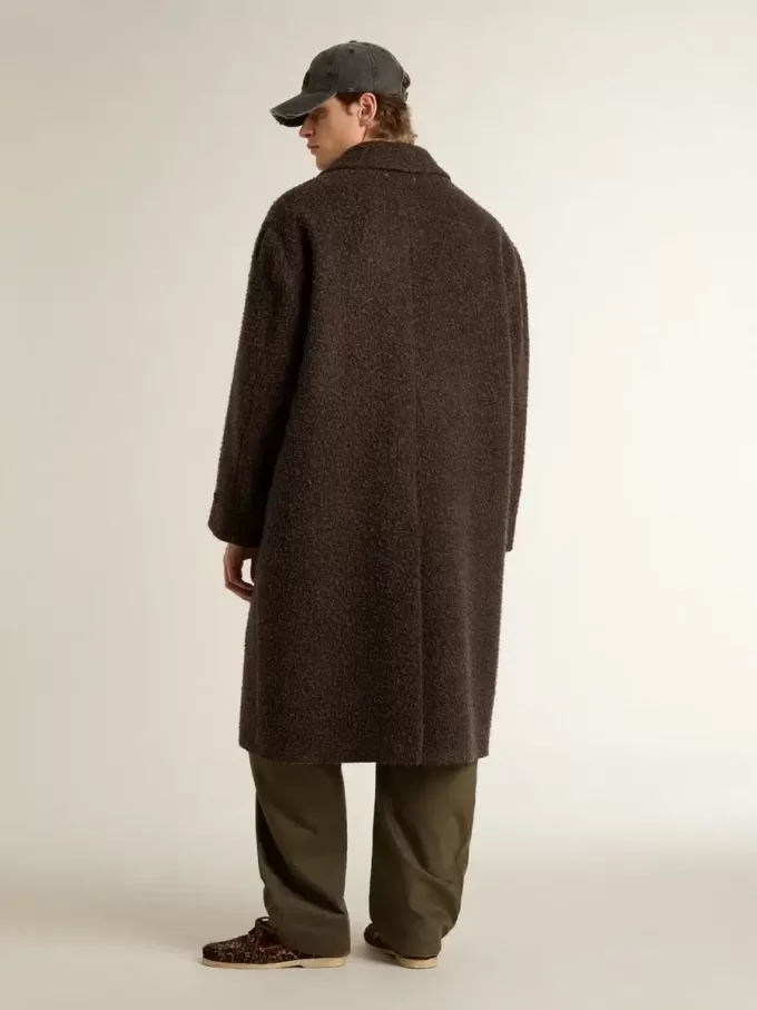 Cappotto Journey monopetto da uomo in misto lana stropicciata con spilla floreale Cappotto Journey monopetto da uomo in misto lana stropicciata con spilla floreale