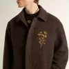 Cappotto Journey monopetto da uomo in misto lana stropicciata con spilla floreale Cappotto Journey monopetto da uomo in misto lana stropicciata con spilla floreale
