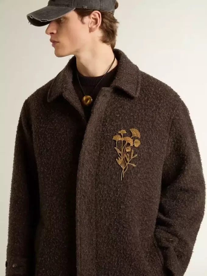 Cappotto Journey monopetto da uomo in misto lana stropicciata con spilla floreale Cappotto Journey monopetto da uomo in misto lana stropicciata con spilla floreale