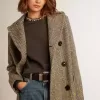 Cappotto lungo da donna con motivo a spina di pesce e dettagli gialli Cappotto lungo da donna con motivo a spina di pesce e dettagli gialli