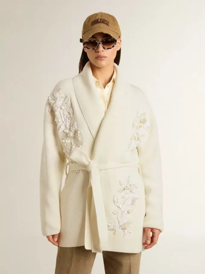 Cardigan da donna in cotone color crema con ricami floreali Cardigan da donna in cotone color crema con ricami floreali