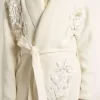 Cardigan da donna in cotone color crema con ricami floreali Cardigan da donna in cotone color crema con ricami floreali